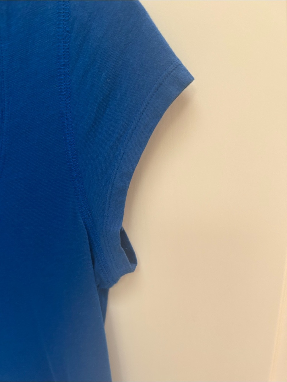 Theory Blue deep-Scoop Neck Tee with flattering cut Short Sleeves - Picture 4 of 6